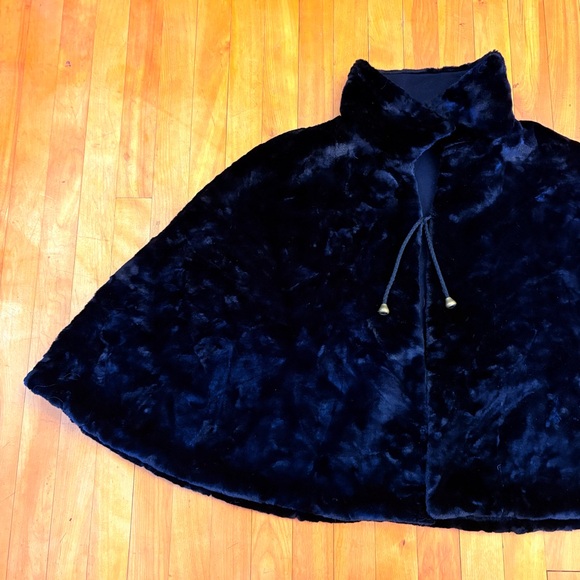 Reversible Black Cape; Faux Fur & a Wool Blend, Tie at the Neck - S/M/L - Picture 2 of 7